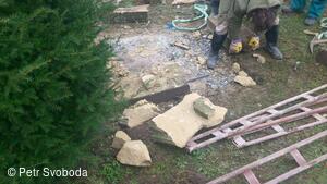 Kamenný kříž pod farou v Bělotíně do roku 2014