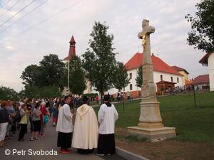 Kamenný kříž pod farou v Bělotíně od roku 2015
