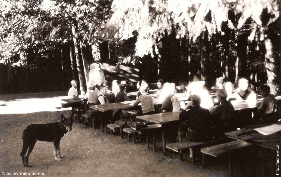 Školní vyučování tábora KLV v Rábech (1944)